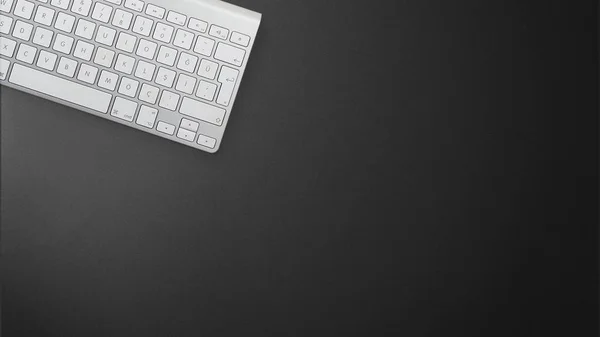 きれいな黒の背景に白のキーボード — ストック写真