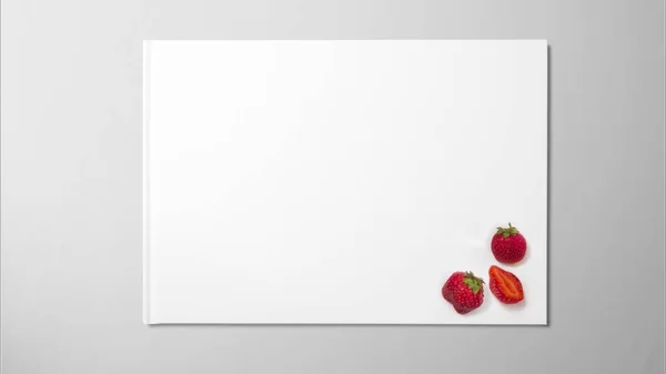 Erdbeeren Auf Weißem Papier Auf Sauberem Hintergrund — Stockfoto