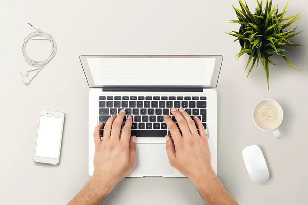 Laptop klavye office çalışma alanı üstten görünüm stok fotoğraf yazarak adam
