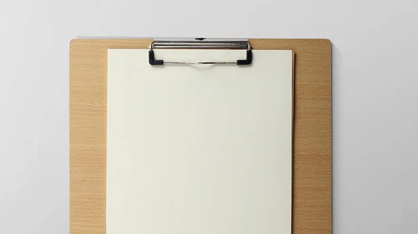 白い背景の上のクリップボード — ストック写真