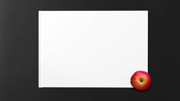 Rött Äpple Vitt Papper Mörk Bakgrund — Stockfoto