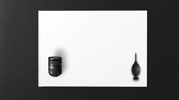 Soffiatore Nero Pulizia Della Fotocamera Obiettivo Con Sfondo Bianco Obiettivo — Foto Stock