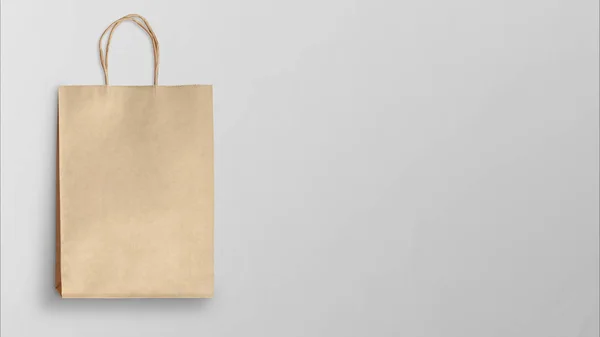 Kağıt alışveriş çantası gri arka plan üzerinde izole