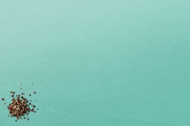 Karabiber taneleri masada