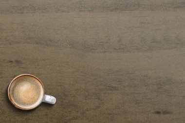 Tahta masada bir fincan kahve.