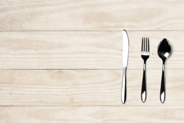 Masadaki gümüş çatal bıçak takımı