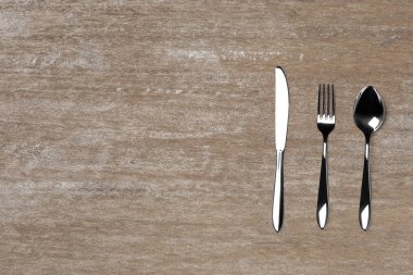 Masadaki gümüş çatal bıçak takımı