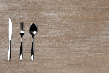 Masadaki gümüş çatal bıçak takımı