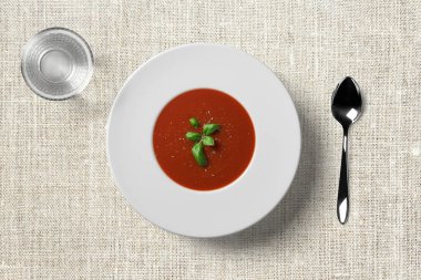 Kaşık ve bardak su ile çorba tabağı