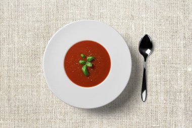 Kaşıkla çorba tabağı