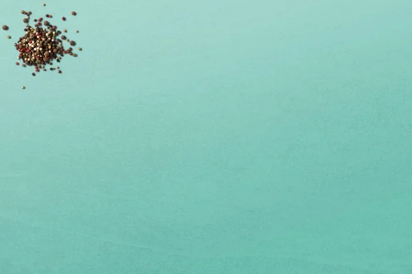 Karabiber taneleri masada