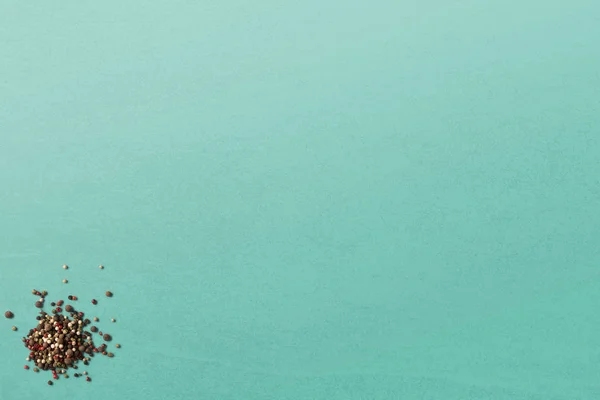 Karabiber taneleri masada