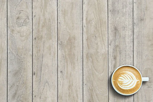 Tahta masada bir fincan kahve.