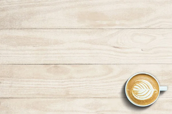 Tahta masada bir fincan kahve.