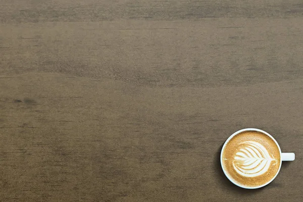 Tahta masada bir fincan kahve.