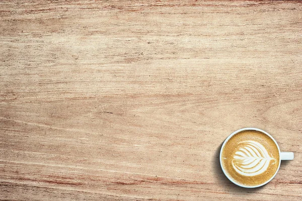 Tahta masada bir fincan kahve.