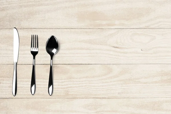 Masadaki gümüş çatal bıçak takımı