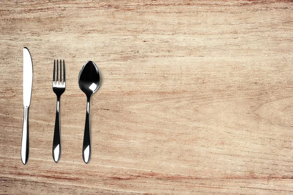 Masadaki gümüş çatal bıçak takımı