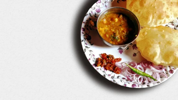 Foto Cozinha Indiana Conhecida Como Chhole Bhature Sobre Fundo Branco — Fotografia de Stock