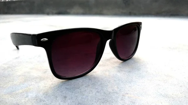 Coole Sonnenbrille Mit Schwarzem Kunststoffrahmen Boden Seitenansicht — Stockfoto