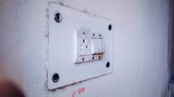 Eski eski beyaz duvar soket tahtada takın