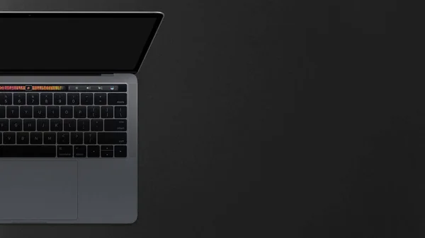 作業テーブル暗い背景 平面図画像上の空白の画面を持つノート パソコン — ストック写真
