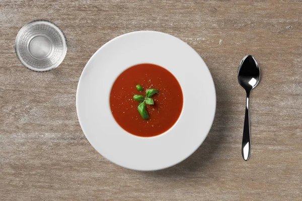 Kaşık ve bardak su ile çorba tabağı