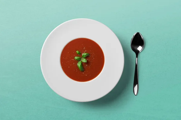 Kaşıkla çorba tabağı