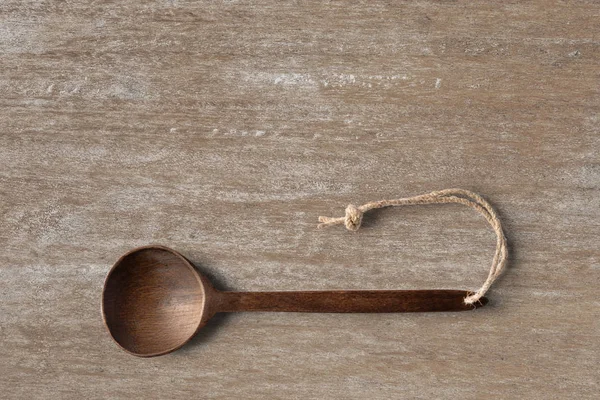 tahta kaşık masa üzerinde