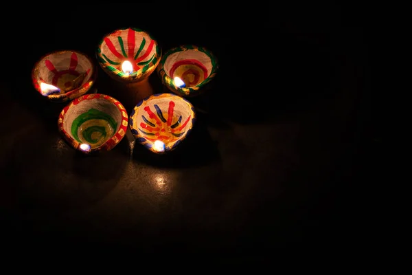 Clay Diya Lampy Zapalił Się Podczas Uroczystości Diwali Pozdrowienia Karty — Zdjęcie stockowe