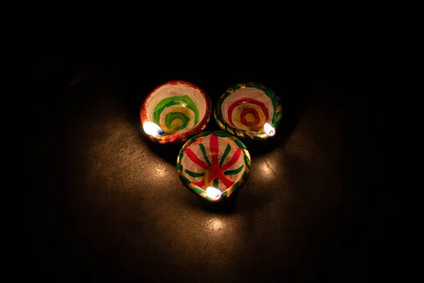 Lampade Clay Diya Accese Durante Celebrazione Del Diwali Greetings Card — Foto Stock