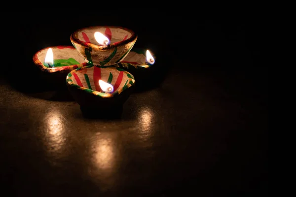 Lámparas Arcilla Diya Encendidas Durante Celebración Diwali Saludos Card Design — Foto de Stock