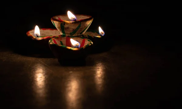 Lampade Clay Diya Accese Durante Celebrazione Del Diwali Greetings Card — Foto Stock