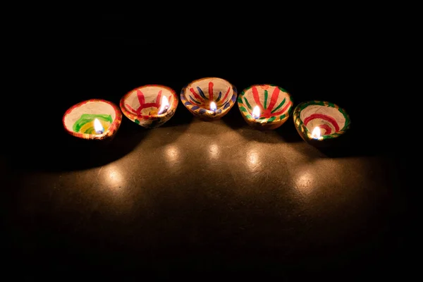 Diwali kutlamaları sırasında kil diya lambalar yaktı. Tebrik kartı tasarım Hint Hindu ışık Festivali Diwali - resim denir.