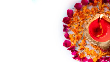 Diwali Hint Festivali Diya veya lamba kırmızı gül ve kadife çiçeği çiçek beyaz arka plan - görüntü çiçek dekorasyon kadar yakın