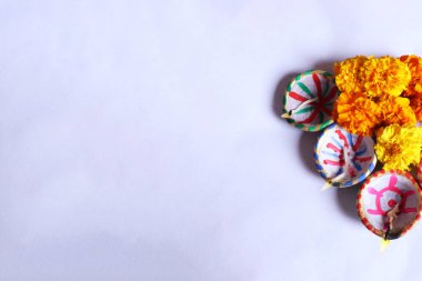 Mutlu bayramlar - Clay Diya lambalar Dipavali, ışıklar kutlama Hindu festivali sırasında yaktı. Renkli geleneksel yağ lambası diya beyaz arka plan - görüntü üzerinde sarı çiçek