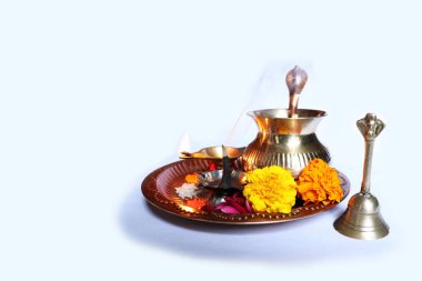 Güzel dekore edilmiş Pooja Thali Festivali kutlama ibadet, haldi veya zerdeçal tozu ve Recep, çiçekler, kokulu pirinç levha, hindu puja thali - görüntü sopa