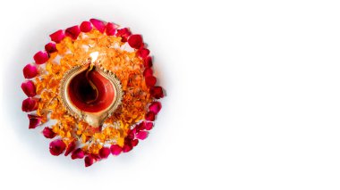 Diwali Hint Festivali Diya veya lamba kırmızı gül ve shot - kadife çiçeği çiçek beyaz arka plan üstten görünüm görüntü çiçek dekorasyon kadar yakın
