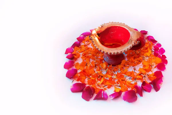 Diwali Hint Festivali Diya veya lamba kırmızı gül ve kadife çiçeği çiçek beyaz arka plan - görüntü çiçek dekorasyon kadar yakın