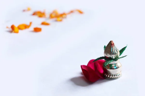 Bakır Kalash Hindistan cevizi ve mango yaprak beyaz zemin üzerine çiçek dekorasyonu ile. Hindu puja önemli. -Görüntü