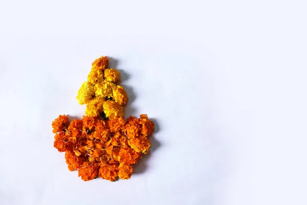 Kadife çiçeği çiçek Diwali veya Pongal veya Onam Festival beyaz arka plan üzerinde seçici odak - görüntü kullanılarak yapılan Diya şekil rangoli