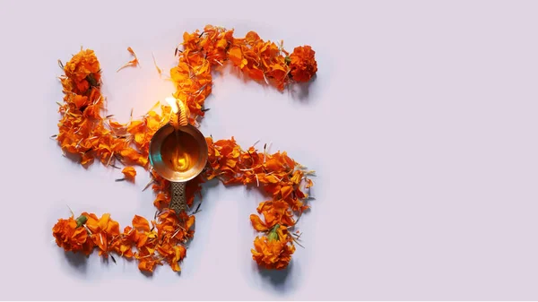 Diwali Hint Festivali Diya veya lamba kadar yakın kırmızı gül ve kadife çiçeği çiçek beyaz arka plan üstten görünüm üzerinde gamalı çiçek dekorasyon ile