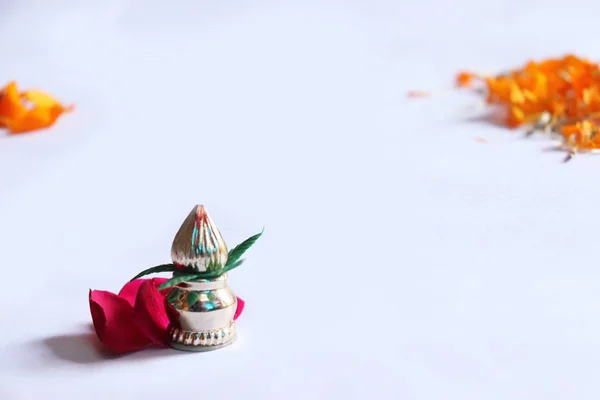 Bakır Kalash Hindistan cevizi ve mango yaprak beyaz zemin üzerine çiçek dekorasyonu ile. Hindu puja önemli. -Görüntü