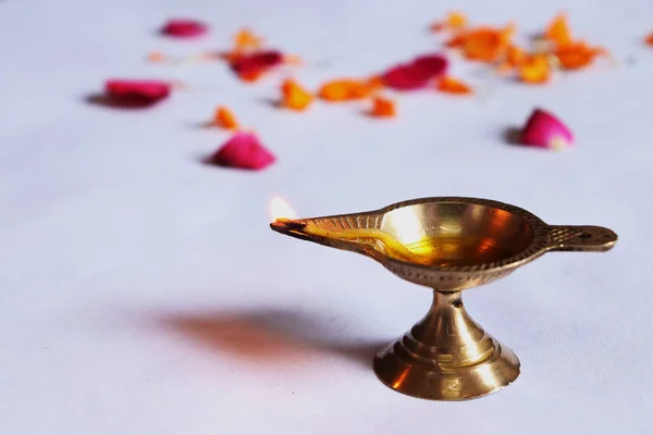 Diwali Hint Festivali Diya veya lamba kırmızı gül ve kadife çiçeği çiçek beyaz arka plan - görüntü çiçek dekorasyon kadar yakın