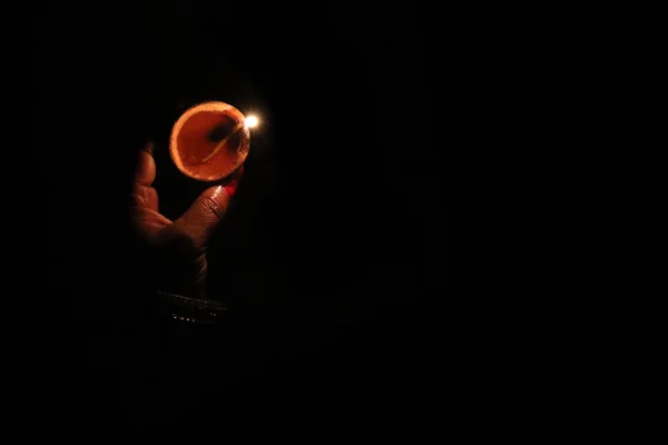 Ręka Trzyma Diya Matchstick Oświetlenie Lampy Podczas Uroczystości Diwali Obraz — Zdjęcie stockowe