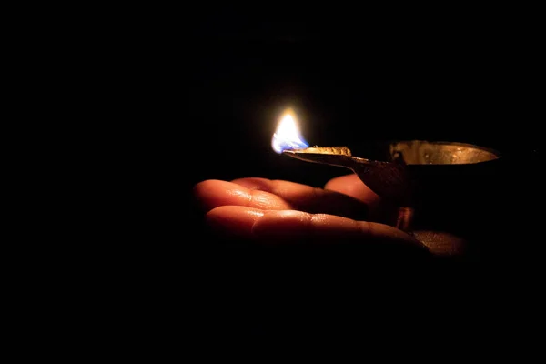 Mano Sosteniendo Fósforo Iluminación Lámparas Diya Durante Celebración Diwali Imagen — Foto de Stock
