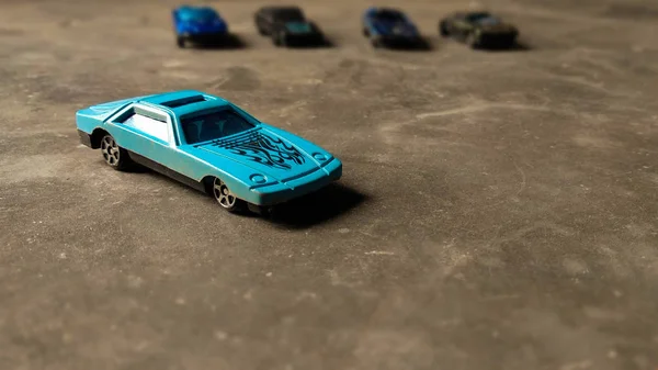Seçici odaklı bir araba oyuncak. Arka planda çeşitli oyuncak arabalar ile çeşitli arka plan çocuklar için mavi oyuncak araba Closeup.