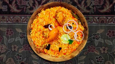 Geleneksel arka plan, Hint veya Pakistan gıda ahşap kase lezzetli baharatlı tavuk biryani. 