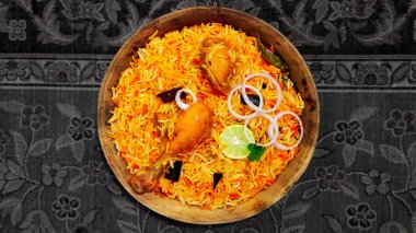 Geleneksel arka plan, Hint veya Pakistan gıda ahşap kase lezzetli baharatlı tavuk biryani. 