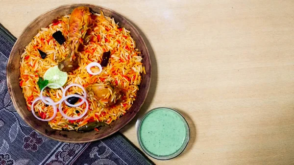 Délicieux Biryani Poulet Épicé Dans Bol Bois Sur Fond Traditionnel — Photo